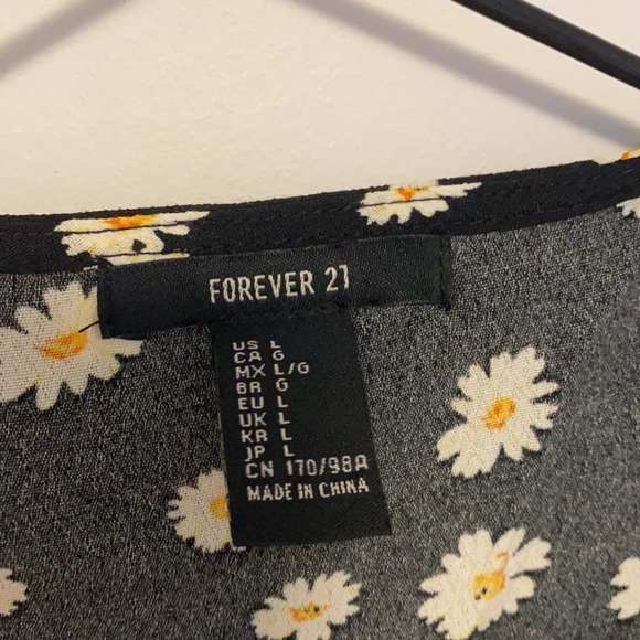 SOLD Daisy patterned Forever 21 floral long sleeve Blouse size Large - Picture 5 of 7